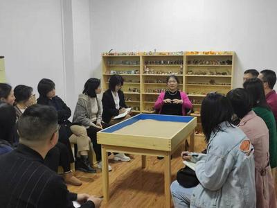 心理與教育教學(xué)部成功舉辦心理咨詢與團(tuán)體沙盤心理技術(shù)專題培訓(xùn)活動(dòng)